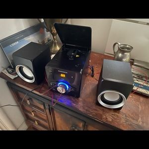 Magnovox CD Bluetooth radio wireless speaker system. Book shelf speaker system
